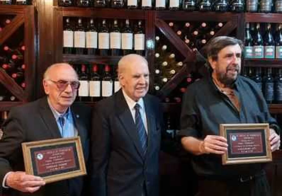 En la imagen, Julio Ricardo (h) de José López Pájaro fundador del Circulo De Periodistas, la entidad que desde 1941 reúne a los periodistas deportivos de la ciudad de Buenos Aires, Argentina, flanquea a Jorge Cereghetti fundador de  la Asociación Internacional de Prensa Deportiva (AIPS) América y Alejandro Apo, homenajeados por su trayectoria profesional, en la celebración del aniversario 81.