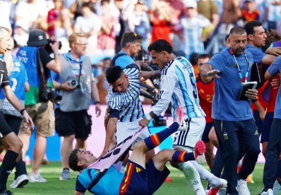 FIFA multó, entre otros, a Leandro Paredes y a la Selección Argentina