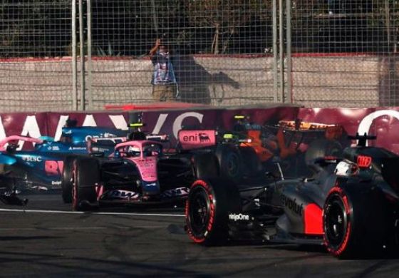 Franco Colapinto chocó en Azerbaiyán y quedó fuera de la carrera tras un incidente con Gasly y Norris