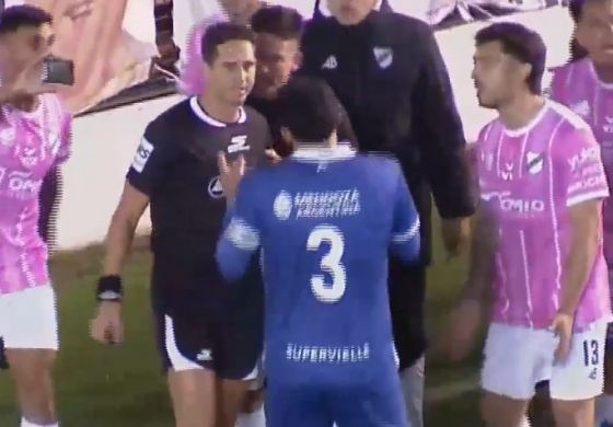 Increíble: Lamolina anuló un penal porque un jugador de All Boys le mostró el video en el celular